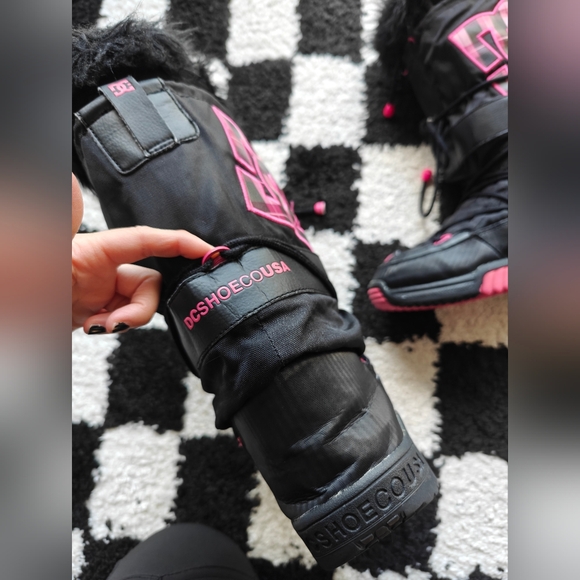 DC SHOES BLACK ND PINK BOOTS! - Picture 5 of 8